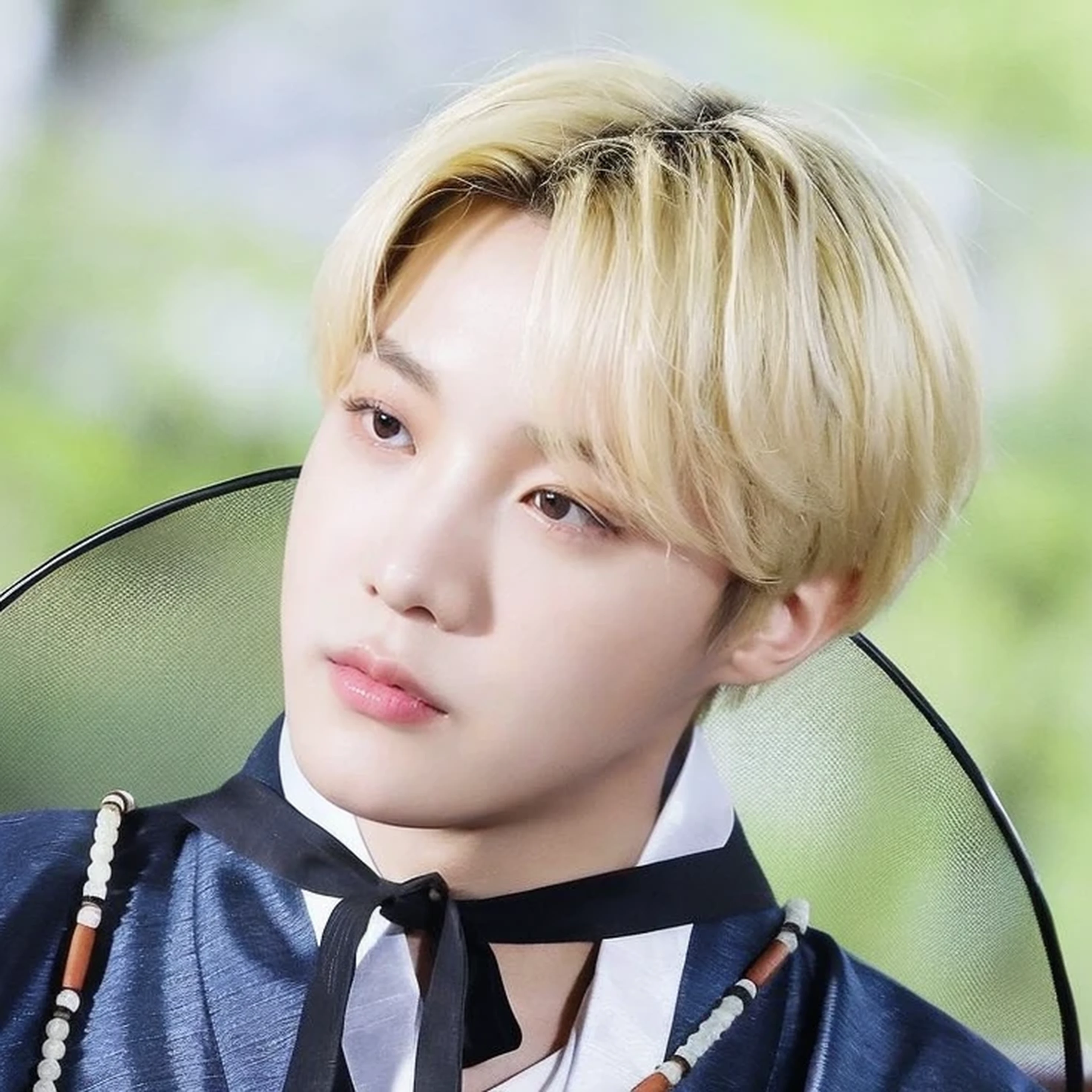 Un joven araffado con cabello rubio, vestido con una chaqueta azul y una corbata negra., Jimin, Jimin\'s grecian nose, Jimin\his right eyelid is swollen, Jimin\los labios carnosos, park Jimin, Kim Doyoung, accurate Jimin face, cai xukun, jungkook, hyung tae, Jung Jaehyun, pale korean adorable face, diez lee