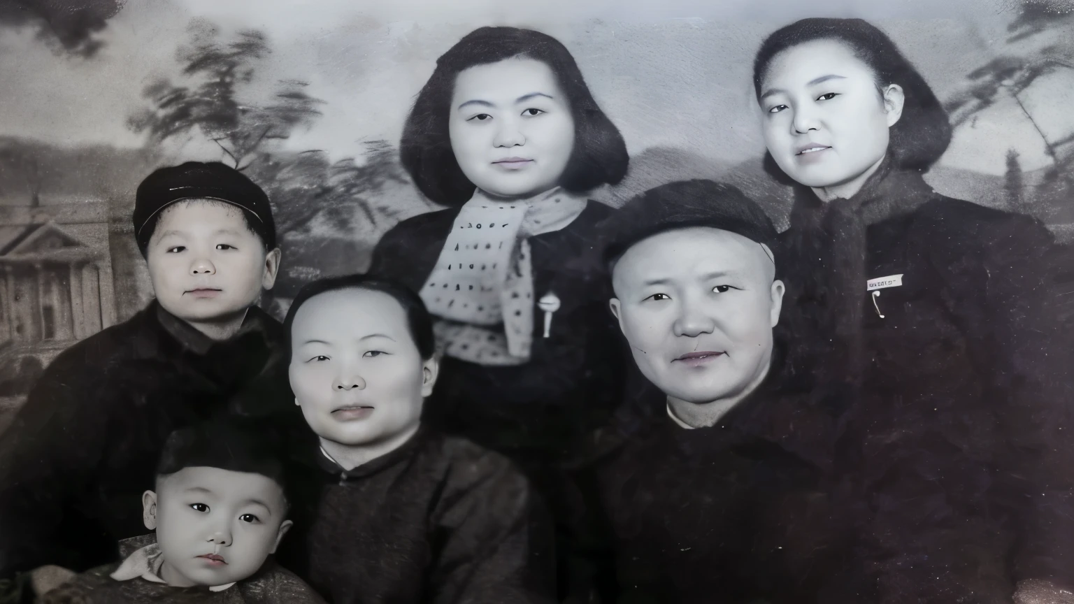 A Family Portrait of China&#39;s Fifty Years，A family of 6，Father、Mother、Two sisters and two brothers，两个姐姐站在Father身后，大儿子站在Mother身后，小儿子坐在Mother的怀里，Taken in the photo studio（Black and white photo），Detail Enhancement，Ultra-high resolution