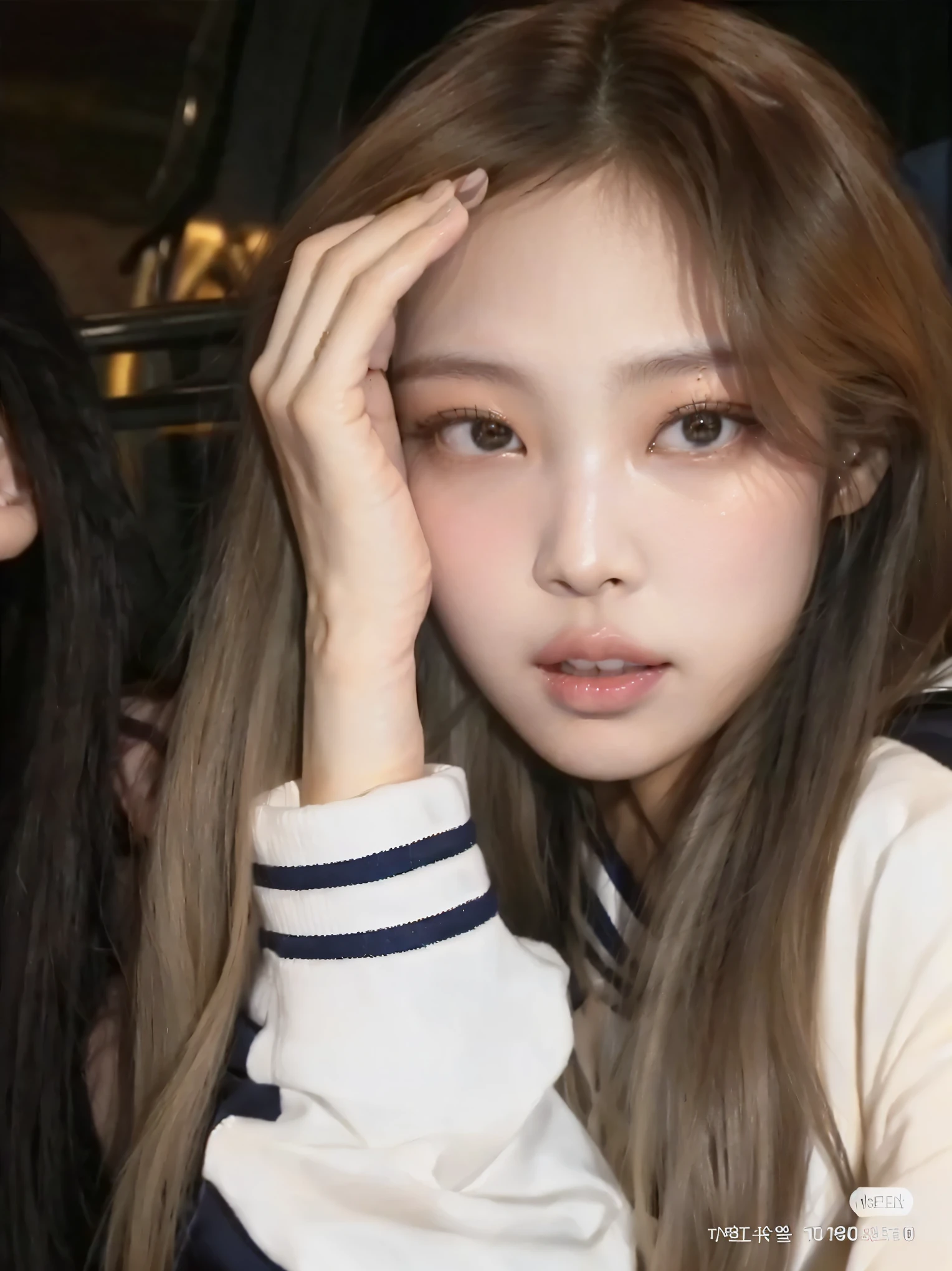 um close up de uma mulher com cabelos longos sentada em uma cadeira, young lovely korean face, parque roseanne de blackpink, adorable and pale korean face, Ulzzang, maquiagem sul-coreana popular, Jaeyeon Nam, jennie blackpink, maquiagem coreana popular, coreana, lindos olhos redondos e inclinados, Korean facial features, Lalisa Manoban do Blackpink, linda jovem coreana