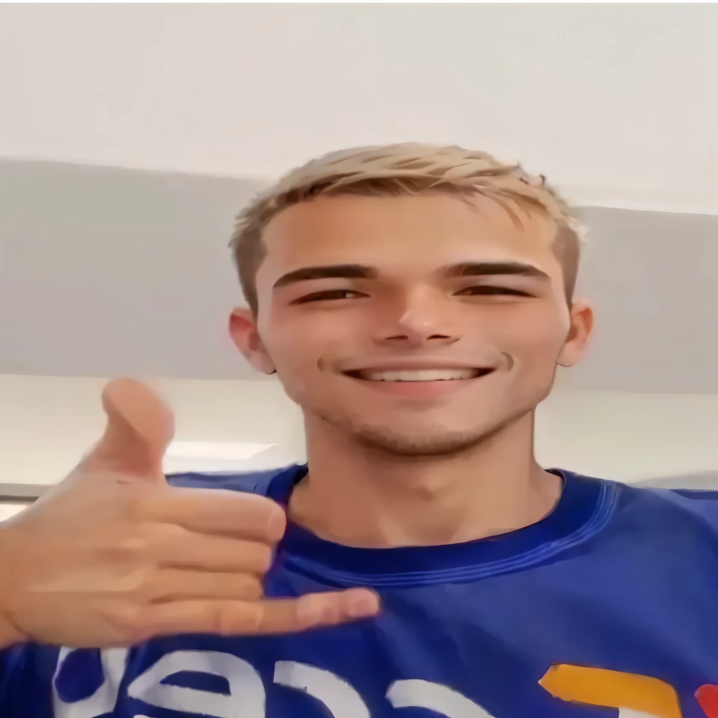  young man is smiling, polegar para cima, rosto bonito camisa preta
