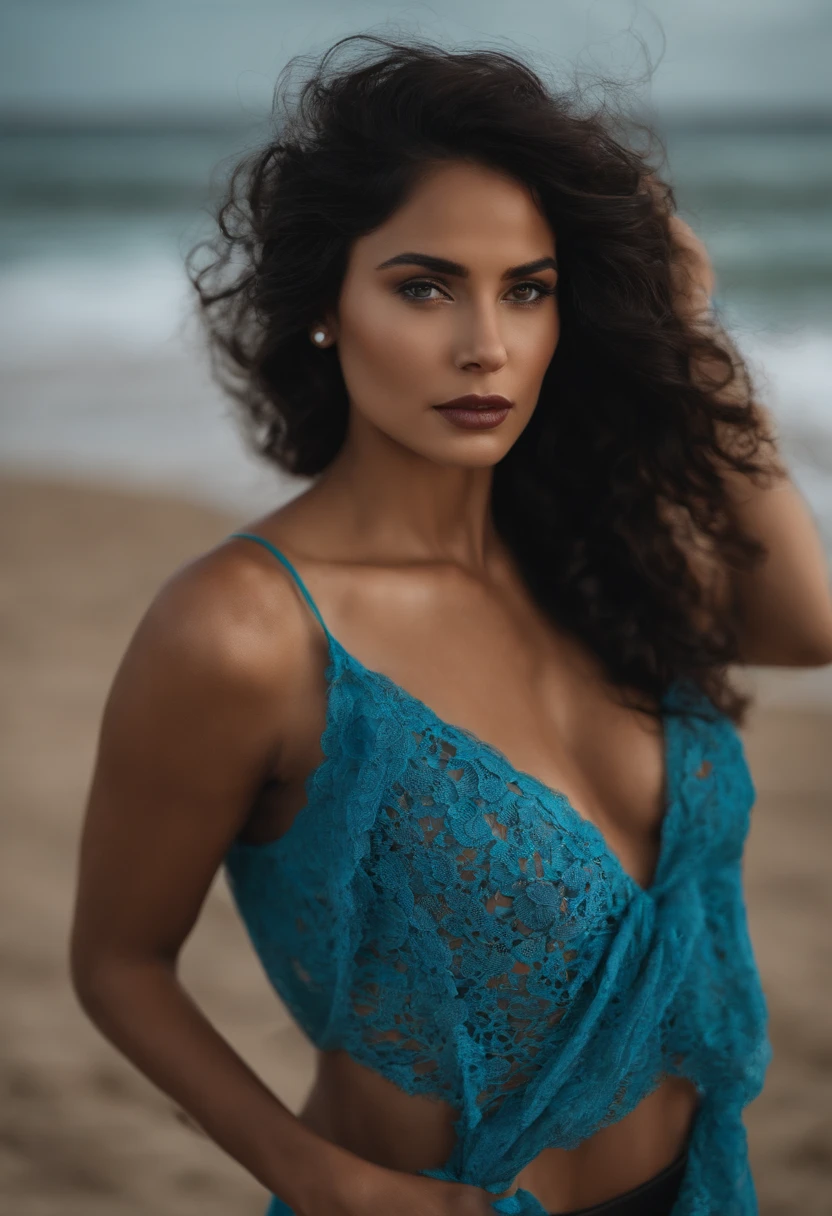 Mujer hermosa piel morena cabello negro rizado ojos color azul , sentada en la playa en biquini