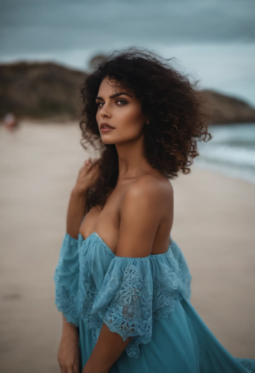 Mujer hermosa piel morena cabello negro rizado ojos color azul , sentada en la playa en biquini