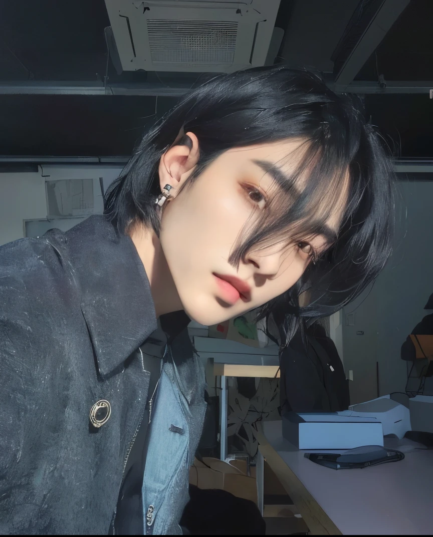 arafed asian man with black hair and gray jacket, male Ulzzang, Jinyoung Shin, com cabelo curto, delicate androgynous prince, androgynous face, Beautiful androgynous girl, handsome androgynous prince, Kim Doyoung, androgynous person, Ulzzang, androgynous girl portrait, tem cabelo preto curto