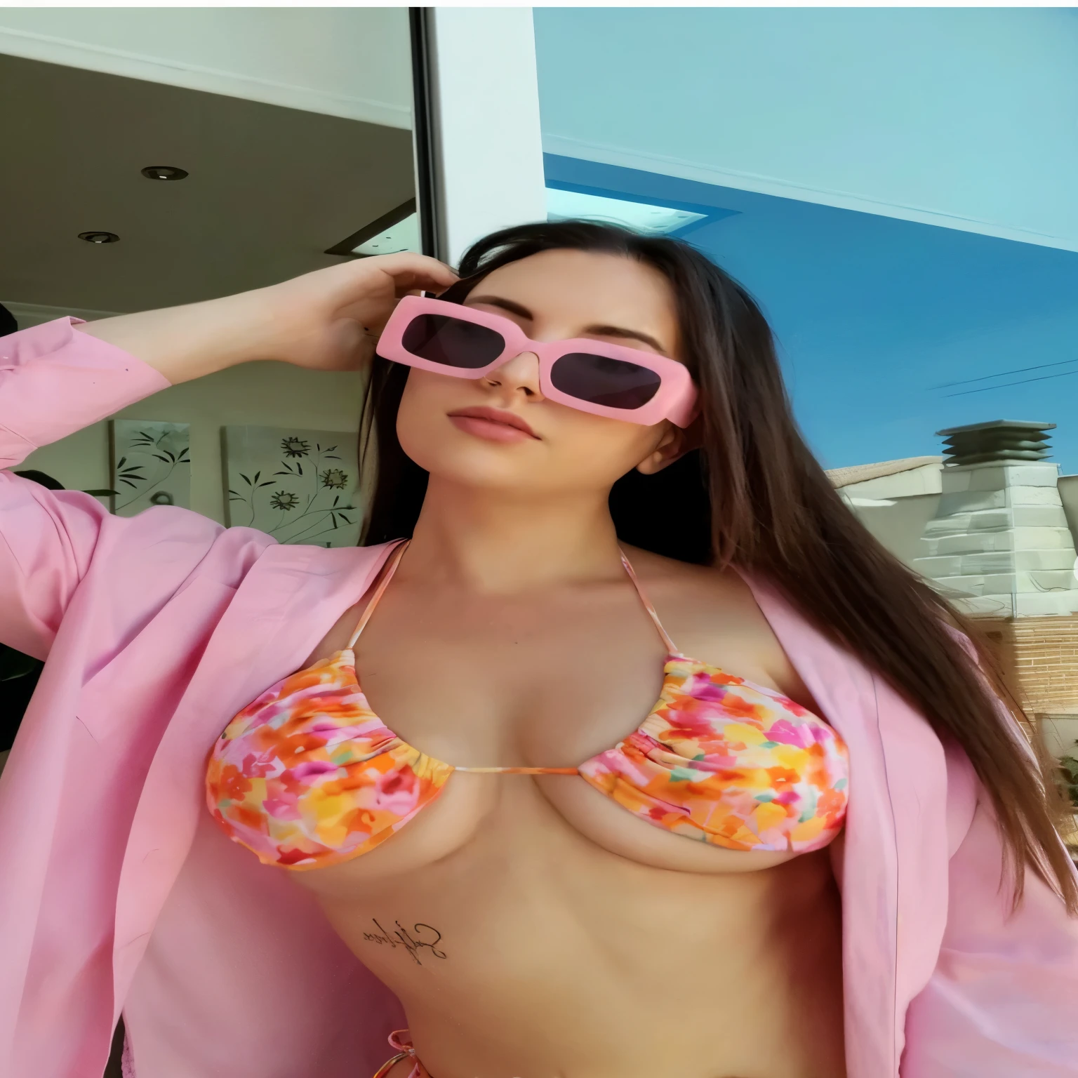 Un primer plano de una mujer en bikini y gafas de sol, violeta myers, chica sexy, wearing neon pearl bikini, parece caliente, gafas rosas, 22 years, bikini model, lindo bikini, bralette, anna nikonova aka new milkmaid, 21 years, in a bikini, Kailee Mandel, 23 years, 18 years, bikini levantado debido a que sus enormes senos no entran en esa talla, 