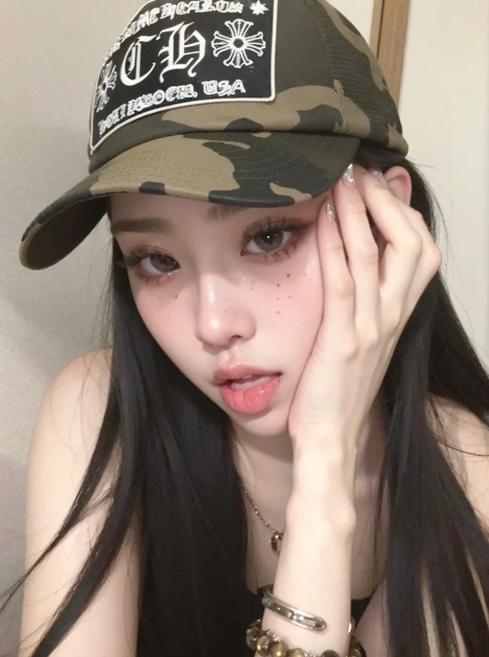 Mujer arafed con pelo largo y negro con un sombrero de camuflaje., ulzzang, bella delfina, foto de perfil, jossi de blackpink, kanliu666, 2 4 year old female model, cara de ahegao, usando un parche sobre un ojo, cruel korean gothic girl, muchacha coreana, 18 years, asian girl, ahegao