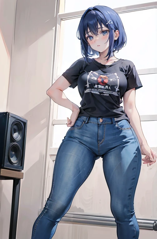 (Hinata Hyuuga, muito sensual, com roupas apertadas, bunda grande, pernas grossas, Vestindo jeans extremamente apertado, usando uma mini blusa, umbigo com pirsing, cabelo grande, Speaker behind, muito realista, extremamente sexy, 8k, 8k extremamente detalhado), (um extremamente delicado e bonito), (obra-prima), (melhor qualidade: 1.0), (Ultra-alta:1.0)