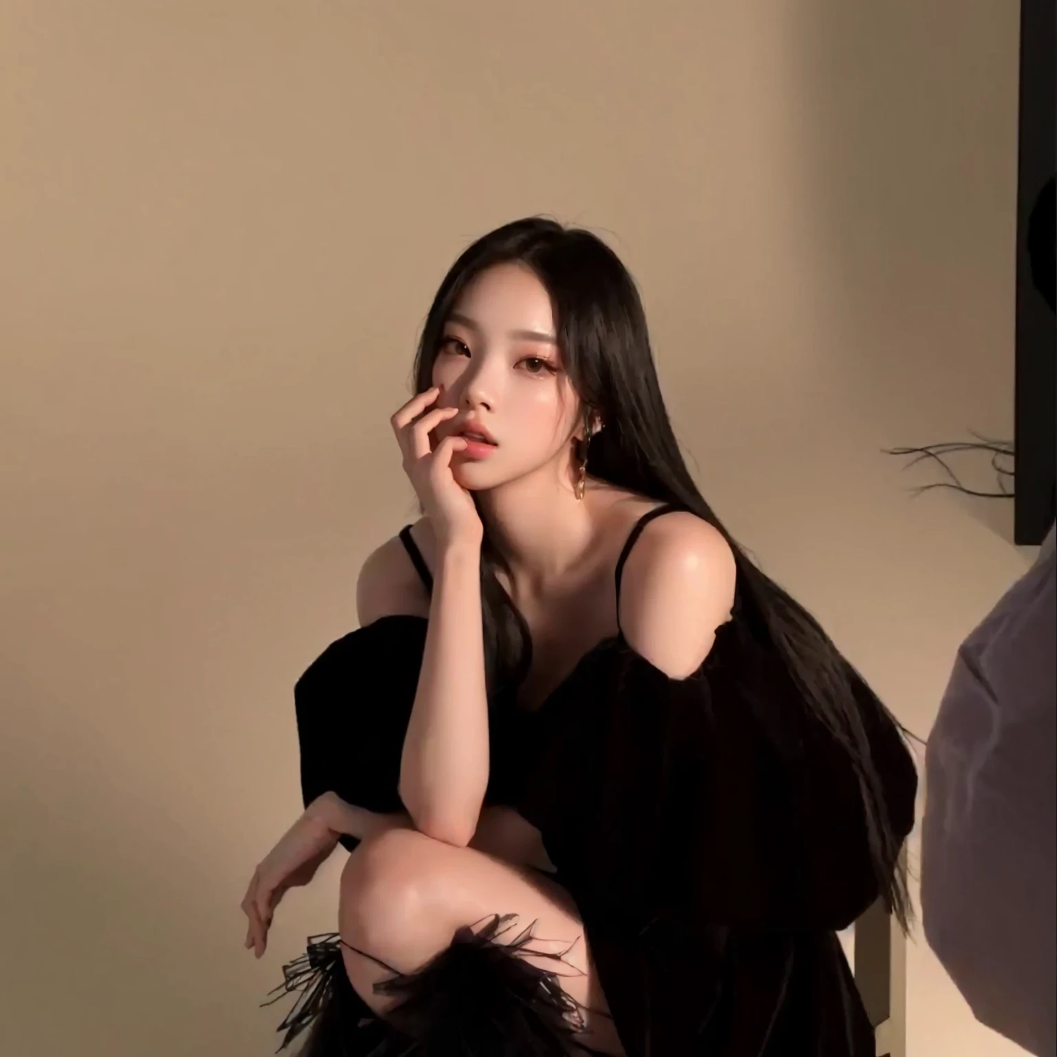 woman in black dress sitting on chair with hand on chin, jennie blackpink, portrait of jossi do blackpink, photoshoot, glossy magazine photoshoot, magazine photoshoot, photoshoot poses, retrato suave fotografado 8k, jossi do blackpink, retrato de jisoo blackpink, gongbi, pose de tiro, AIJ, Ulzzang, artista coreano, pose atraente, Jaeyeon Nam, Cristal