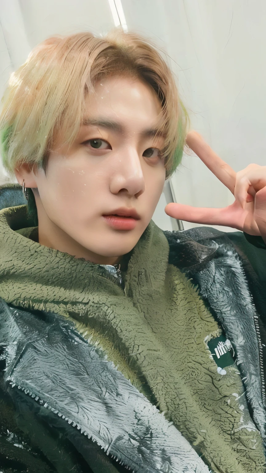 imagem arafada de um homem com uma jaqueta verde e uma jaqueta preta, Kim Doyoung, Jung Jaehyun, cai xukun, hyung tae, Jinyoung Shin, Jungkook, Tae June Kim, adorable and pale korean face, taken at the beginning of 2020, sakimichan, dez lee, Jimin, Hong junho hyung