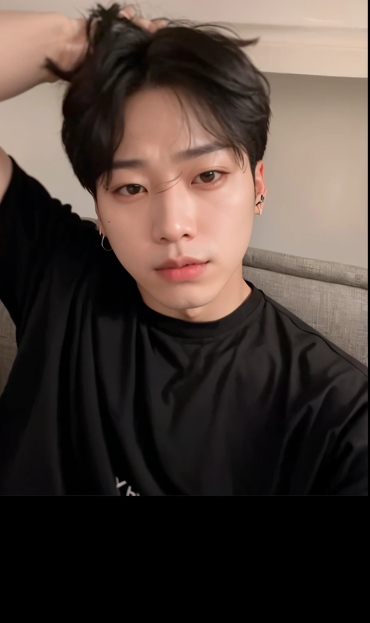 Arafed man in a black shirt sitting on a sofa, Jungkook, Kim Doyoung, Jimin\'s right eyelid swollen, Wan lovely Korean face, taejune kim, com o mesmo penteado, 1 7 anos - idade de rosto fino, He grabs your bangs with one hand, short hair on top of the head, hyung tae