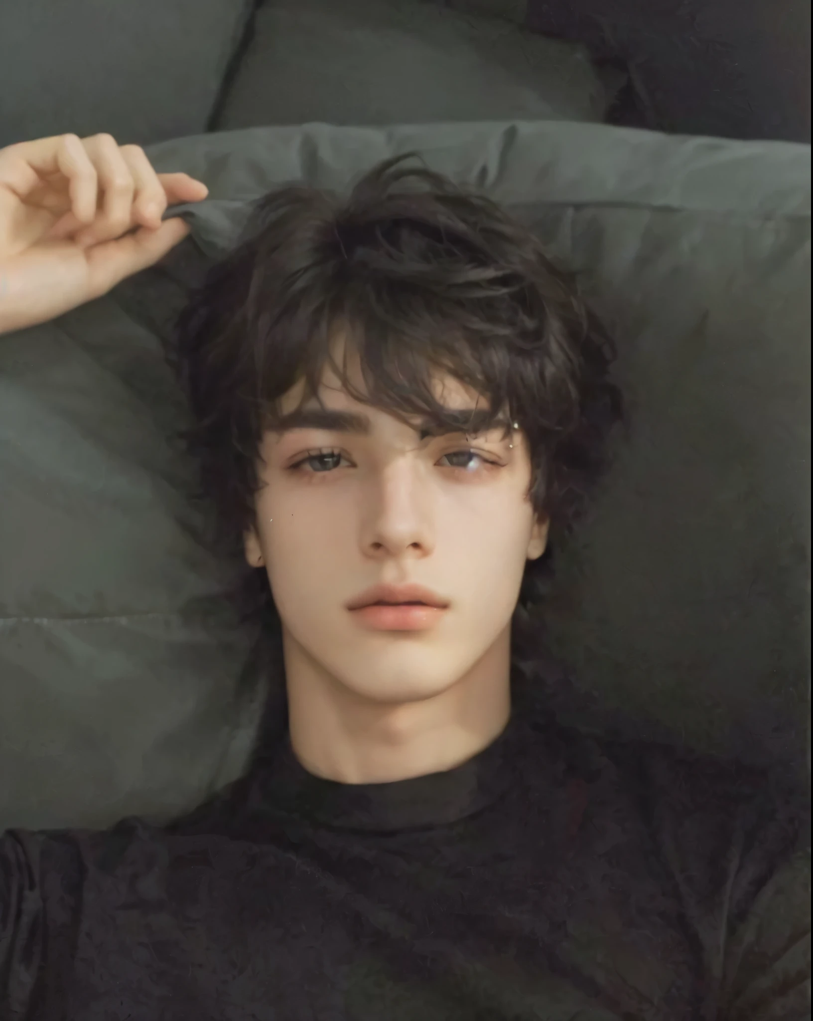 Afraid young man lying on a sofa with his arm resting on his head, tommy 1 6 anos, androgynous face, 18 anos de idade, 1 Menino de 7 anos, rosto magro, 1 6 anos, headshot Foto do perfil, handsome androgynous prince, jovem, androgynous person, delicate androgynous prince, Foto do perfil, jungkook