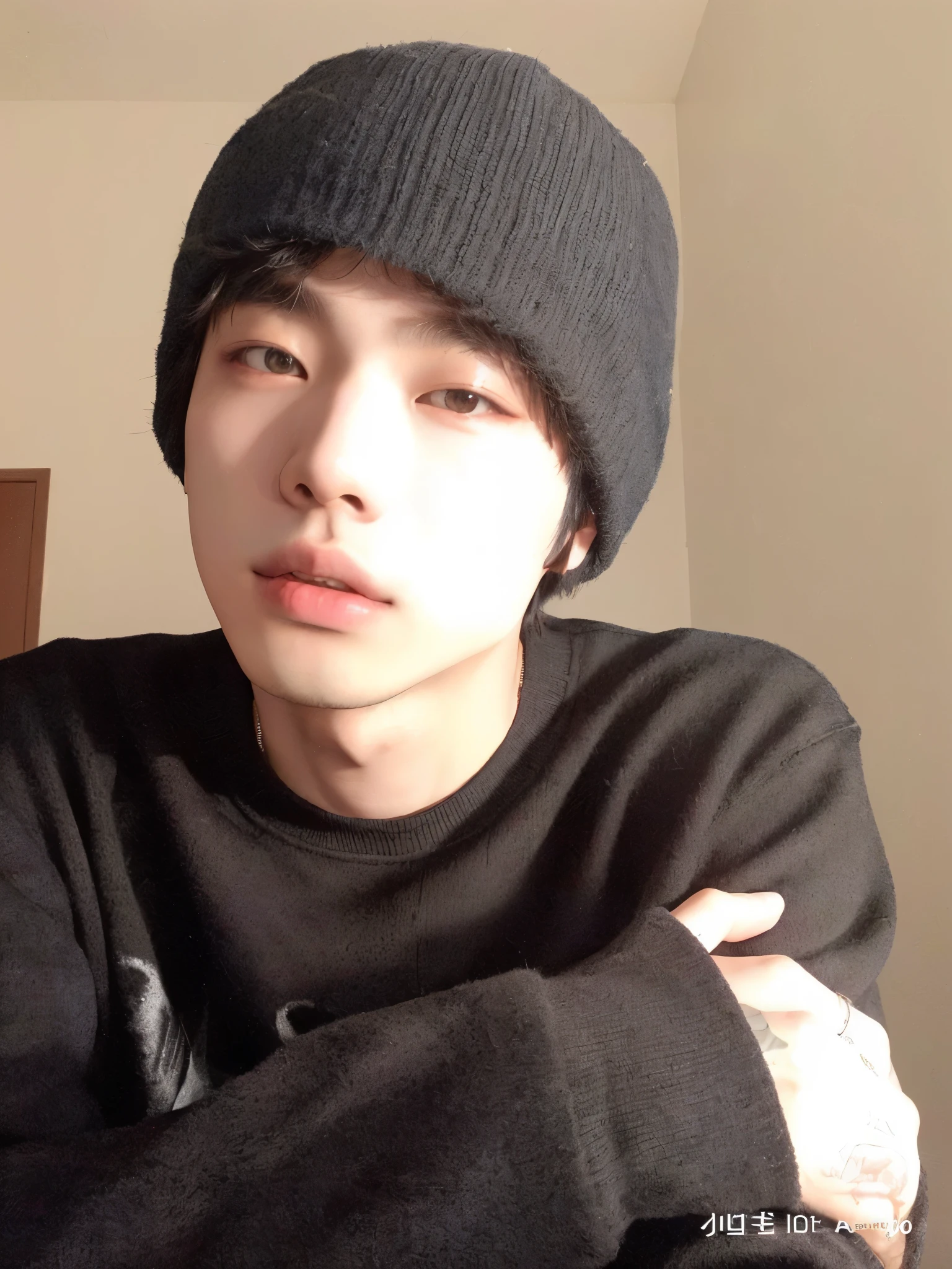 wired man wearing a black sweater and a black hat, pintar ulzzang, Kim Doyoung, hyung tae, Hong junho hyung, Tae June Kim, imagem de perfil, 1 Menino de 7 anos, rosto magro, Jinyoung Shin, Jung Jaehyun, cai xukun, adorable and pale korean face, hyung tae kim, Yanjun Chengt, homem sul-coreano, jungkook 