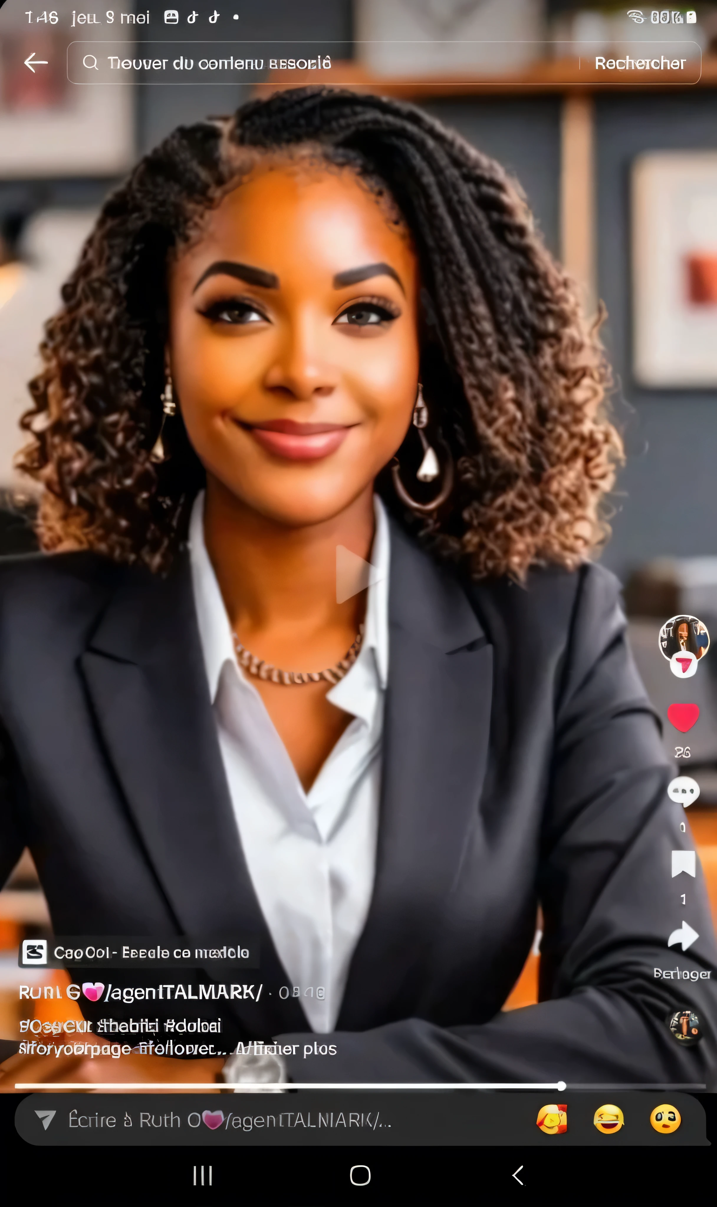 une illustration d'une nigerainne brun porter une tenue professionnelle, comprenant un blazer noir et ce qui semble être une chemise ou un chemisier blanc en dessous. The background of the displayed photo is an interior setting that resembles an office or conference room