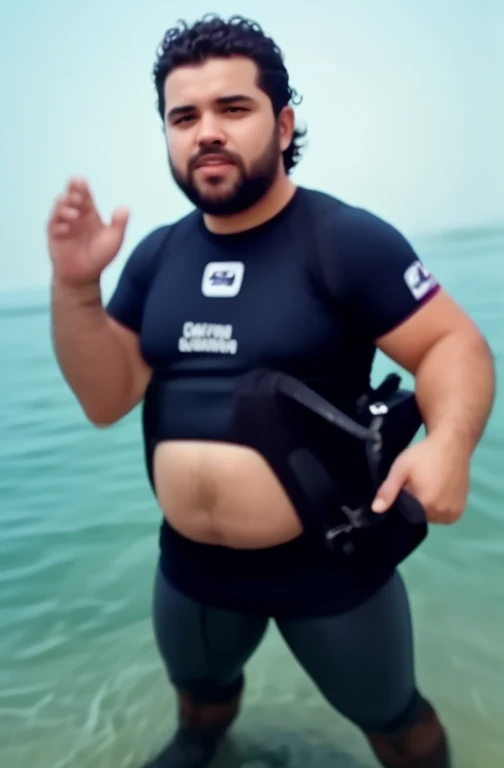He has an oxygen tank on his back . Ele tem no corpo inteiro vestes de mergulhador profissional. He is wearing full scuba gear, ele usa roupas profissional de mergulhador completo. gestures making obscene hand gestures, (Cabelo loiro ou grisalho), rosto com pouca barba e pouco bico de, Rostos de diferentes nacionalidades, he is a mature adult of 57 years old, gordinho, coxas extremamente grossas, barriga grande, Apenas rechonchudo, gordinho, coxas extremamente grossas, barriga grande. He gestures making obscene hand gestures, (Cabelo loiro ou grisalho), rosto com pouca barba. Ele se prepara no barco para mergulhar no mar. He will practice sea diving.
