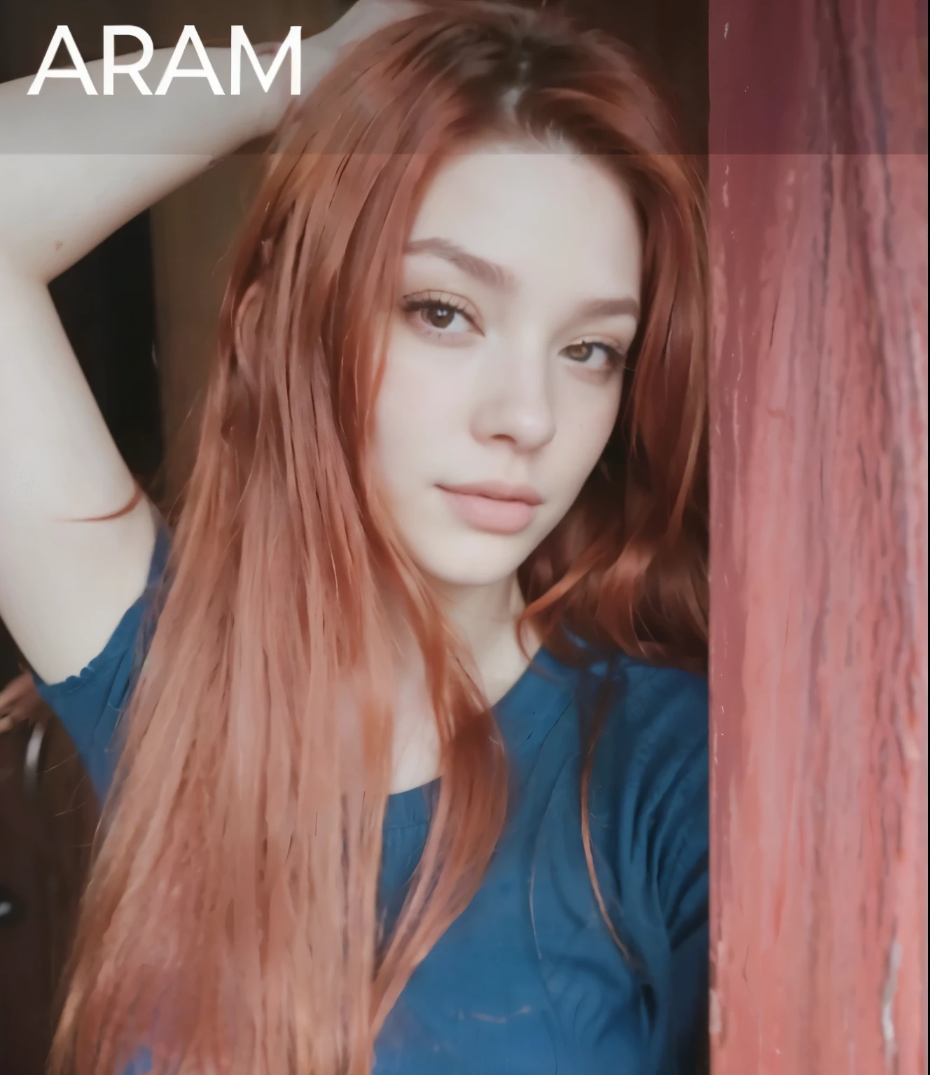 un primer plano de una mujer con largo cabello rojo y una camisa azul, adriana dxim, ella tiene el pelo largo color naranja, She has long orange-brown hair., Pelo rojo largo y liso, brown pelo largo rojo, pelo largo rojo, Con cabello rojo, pelo rojizo, horror arham, Ella tiene el cabello rojo, pelo rojo largo y suelto, pelo rojo largo y brillante, nsfw, +18,