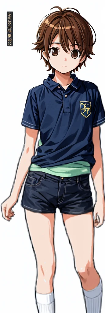 A beautiful boy in the fifth or sixth grade is standing in a summer uniform and short shorts.。
