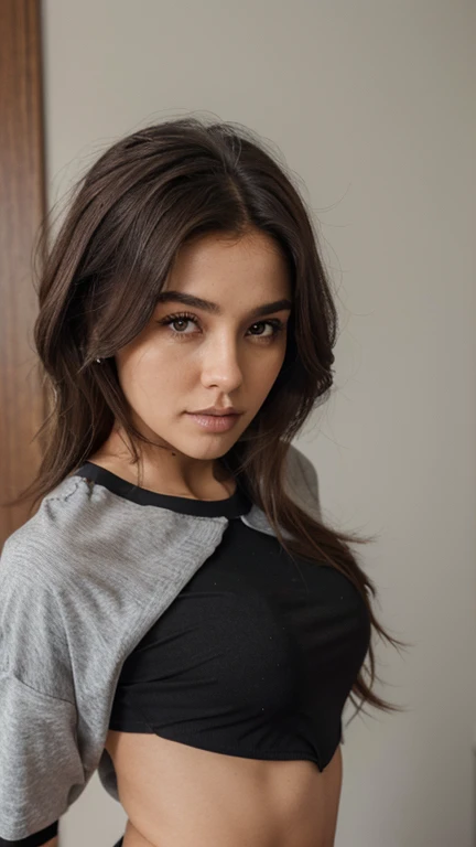 Uma mulher com 1,60 altura, Cabelos lisos com a preta, olhando para frente, vestindo roupas normais