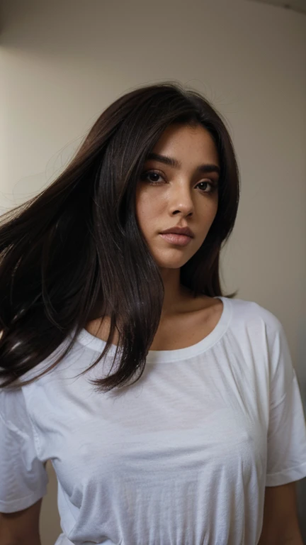 Uma mulher com 1,60 altura, Cabelos lisos com a preta, olhando para frente, vestindo roupas normais