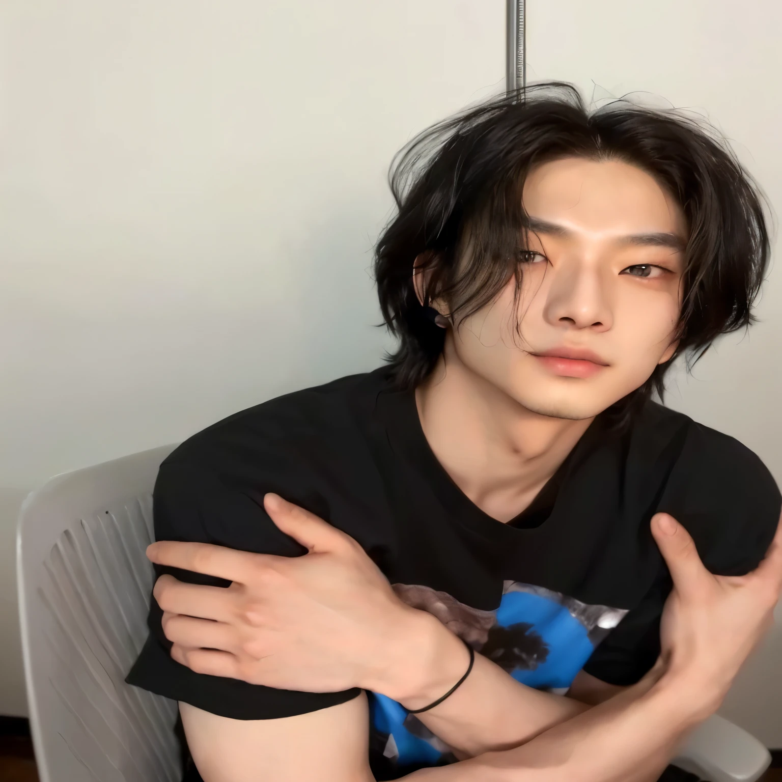 arafed asian man with black shirt sitting on chair with arms crossed, Hwang Hyunjin, Hyunjin Stray Kids, beautiful japanese boy, adorable and pale korean face, Hyunjin 24 anos, homem sul-coreano