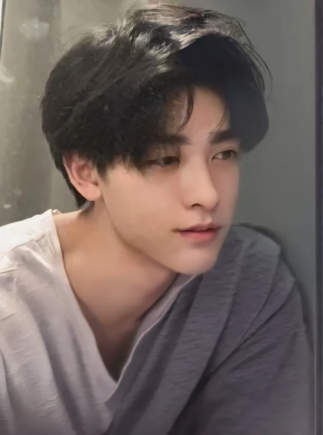 There is a young man in the mirror，The boy has short black hair，17 year old boy slimmed face,，Filmed in the early 2020s，Black Hair，His head is relatively slender.