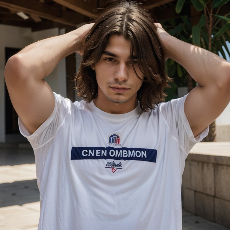 Homem de 20 anos ,cabelo curto no ombro