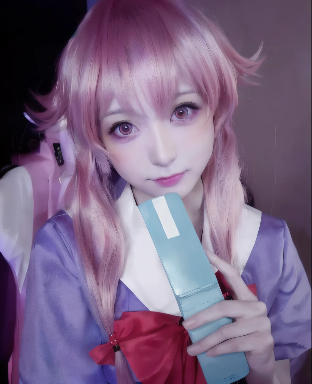 hay una mujer con cabello rosado sosteniendo una caja azul, chica anime cosplay, anime cosplay, chica anime en la vida real, Ayaka-Cosplay, sakura miyawaki, Cabello rosado y ojos cian., bella delfina, estilo animado mixed with fujifilm, cosplay, sakura haruno, inspirado en anime, foto de cosplay, estilo animado, misato katsuragi, sakura miyawaki from le sserafim.
