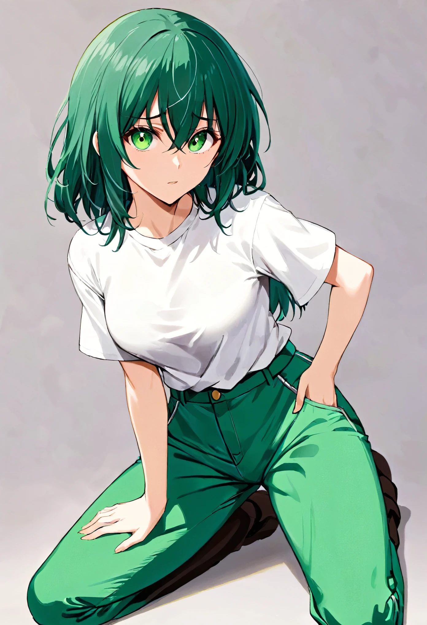 Fubuki, one punch man, cabello corto color verde obscuro, playera blanca, pantalones de mezclilla, ojos verdes