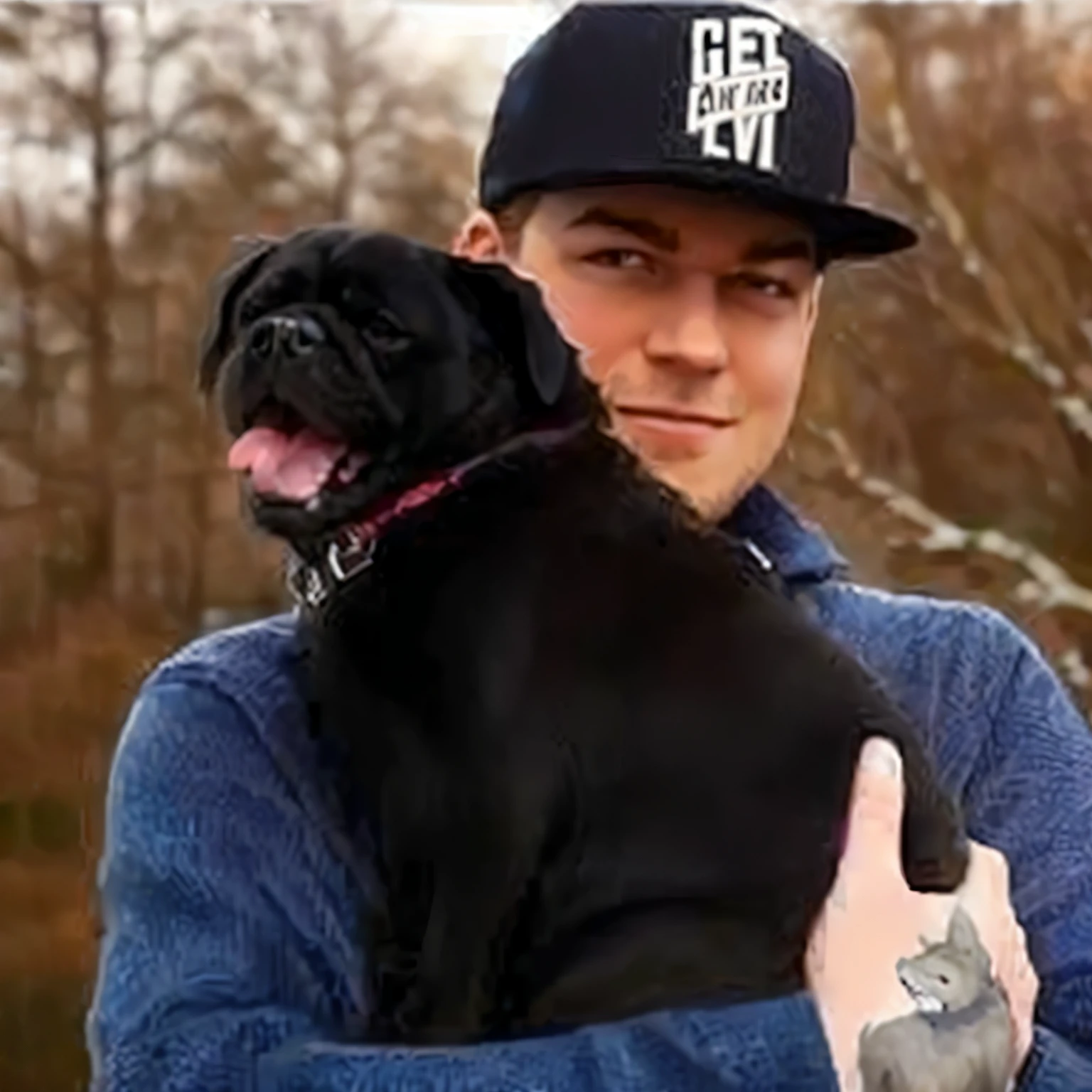 Araffe mit einem schwarzen Hund im Arm und einem Mann mit Hut, Taking a pug for a photo, mit seinem hyperaktiven kleinen Hund, skydsgaard, Dokev, Zimmer, Pete Davidson, by Else Alfelt, mit Hunden, Peter Griffin im wirklichen Leben, Wirkliches Leben Peter Griffin, ohh, High resolution upload, Bild von sehr, very poor quality