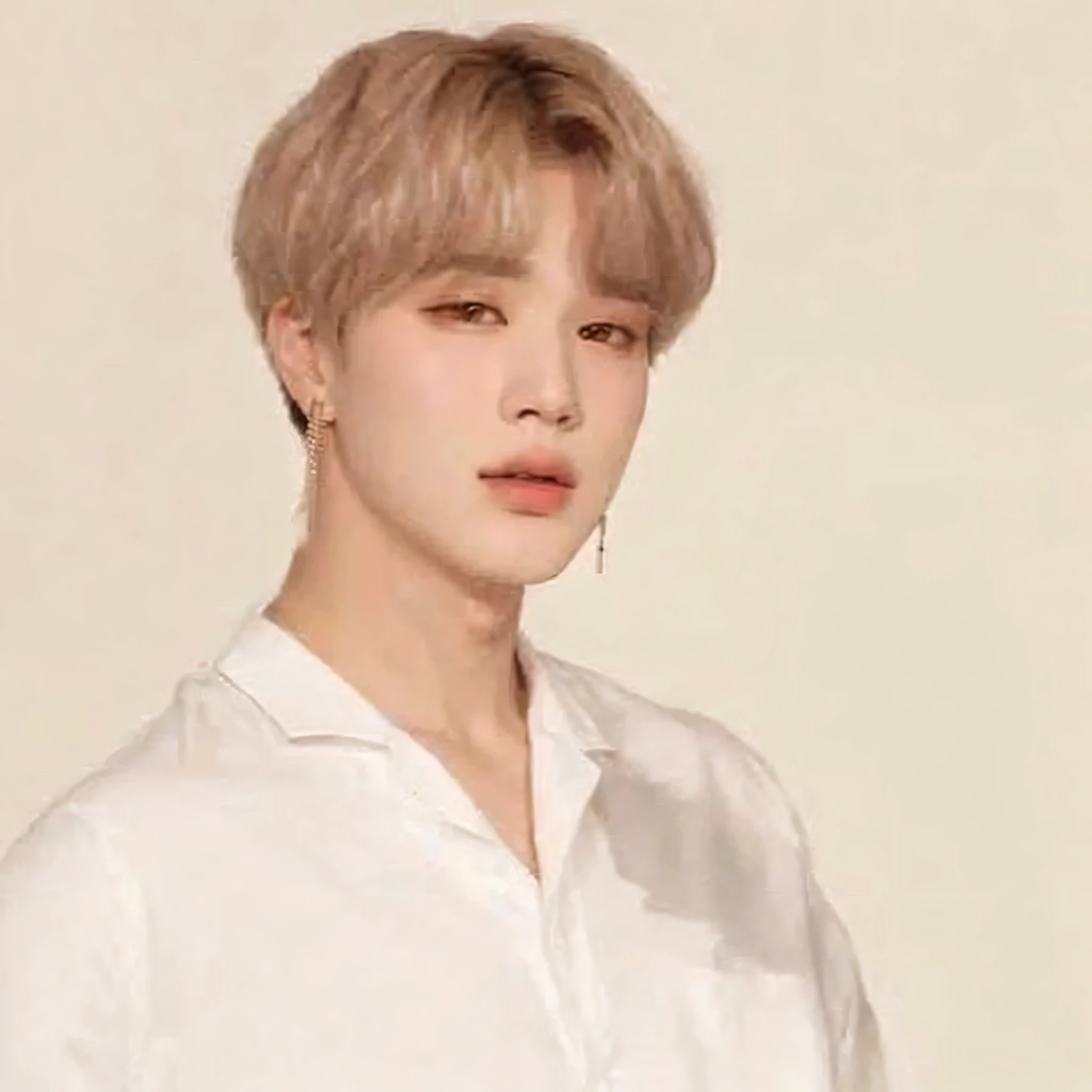 um close de uma pessoa vestindo uma camisa branca, park Jimin, Jimin, Jimin\the full lips, Jimin\o nariz grego, accurate Jimin face, Jimin\the right eyelid is swollen, cai xukun, Jung Jaehyun, Yanjun Chengt, hyung tae, delicate androgynous prince, Yoongi de cabelo preto, Jungkook