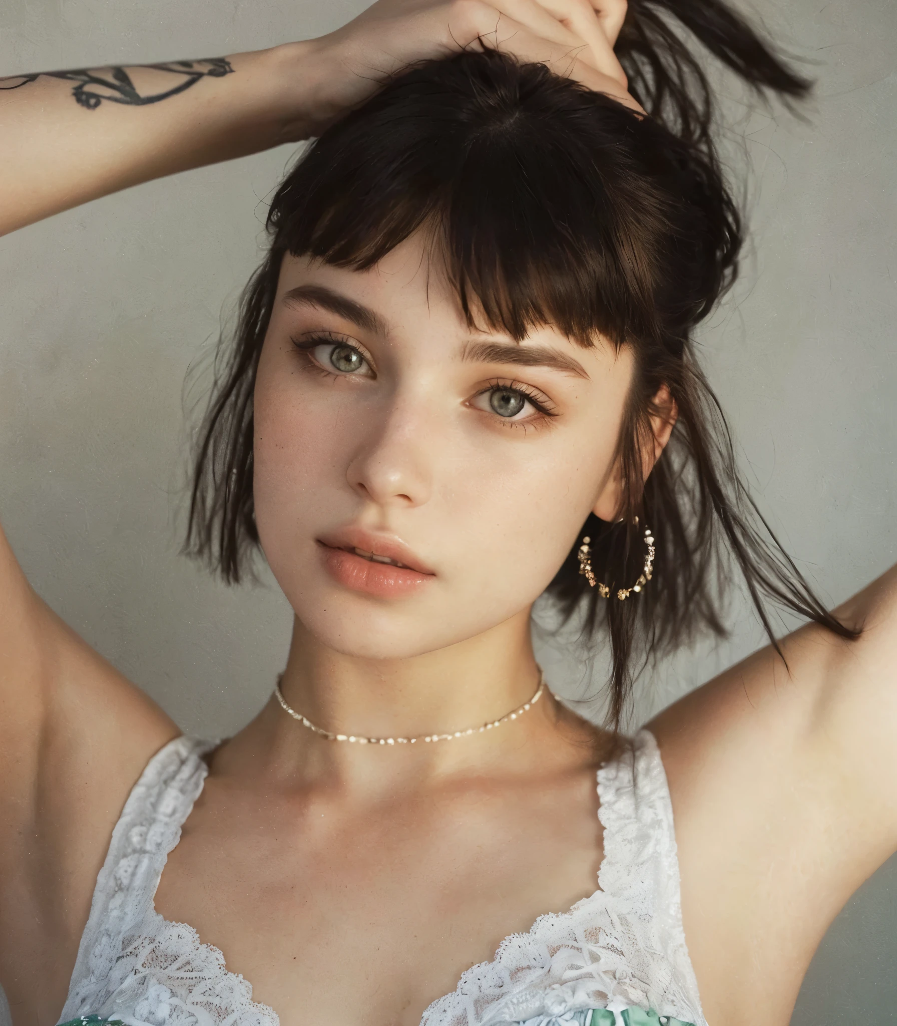 There's a woman with a tattoo on her arm and a necklace around her neck, Retrato de Sophie Mudd, whitefranja, white franja, Anna Nikonova aka Newmilky, frank lily, retrato de alta qualidade, hair whitefranja hair, franja, with short hair with franja, non-binary model, jovem infp, curtain franja, messy franja, neat hair with franja