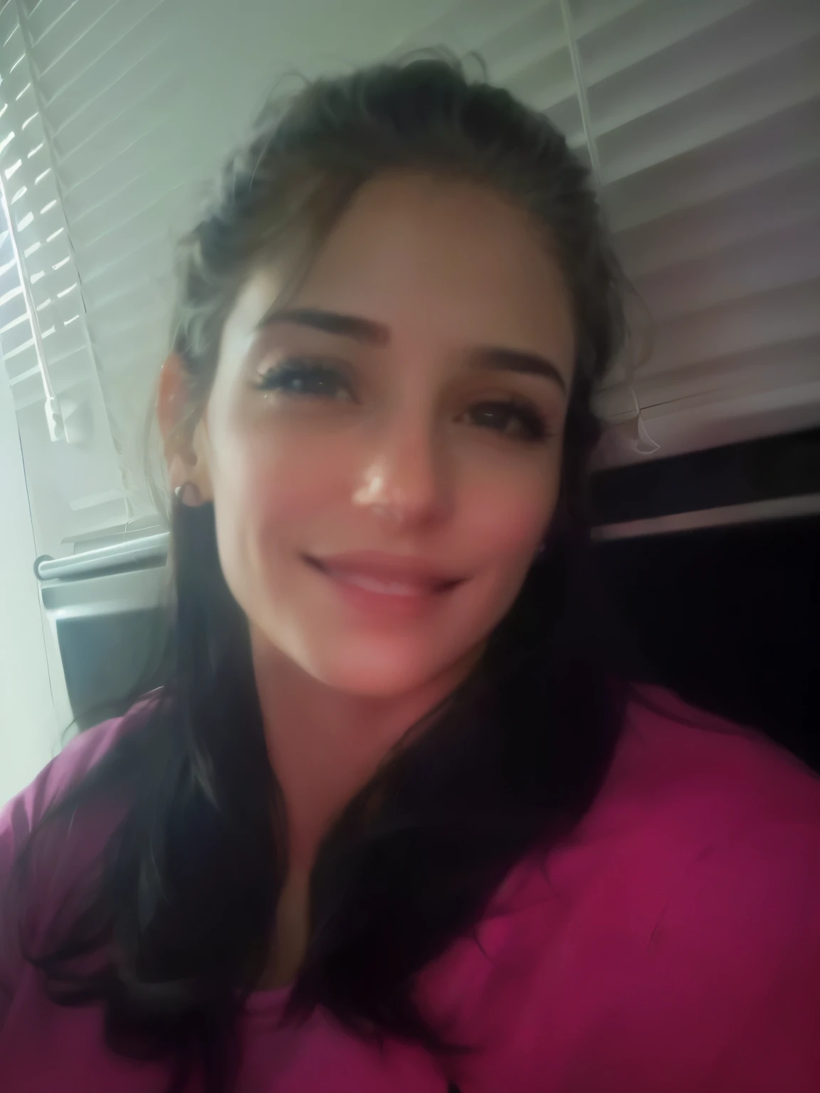 mulher sorridente com longos cabelos pretos e camisa rosa sentada em frente a uma janela, mulher de 30 anos, Mulher de 3 0 anos, cerca de 3 5 anos, 38 anos, (38 anos), mulheres de 40 anos, 3 6 anos, 3 0 anos mulher, imagem de perfil, lorena avarez, parecendo muito bobo