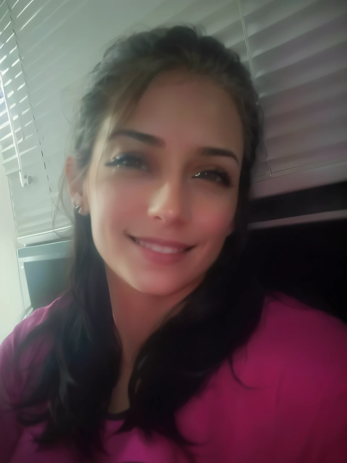 mulher sorridente com longos cabelos pretos e camisa rosa sentada em frente a uma janela, mulher de 30 anos, Mulher de 3 0 anos, cerca de 3 5 anos, 38 anos, (38 anos), mulheres de 40 anos, 3 6 anos, 3 0 anos mulher, imagem de perfil, lorena avarez, parecendo muito bobo