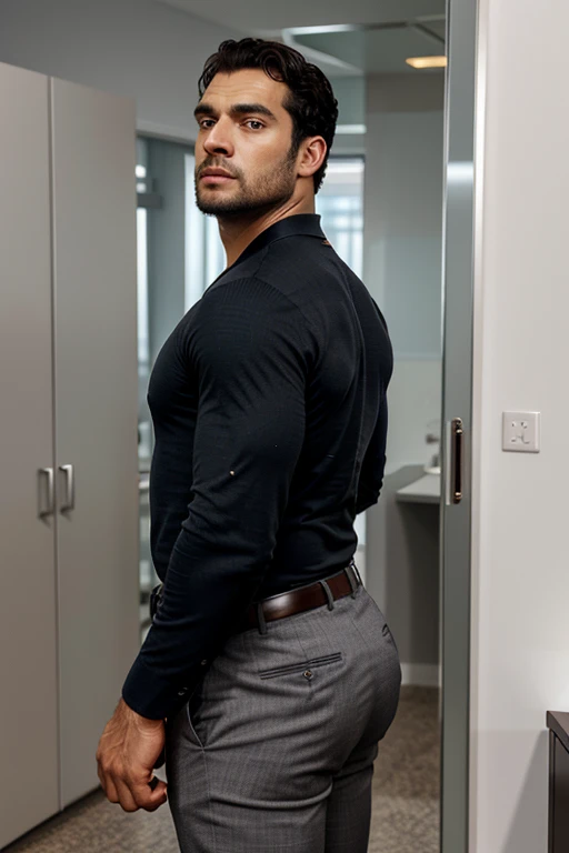 Un hombre negro con la cara se parece a Henry Cavill. Black man, Su cuerpo es musculoso y pe barba dentada. Big butt, in a moment of reflection. Full body. Camisa Fajada, ropa semi formal, pantalon gris, backside.