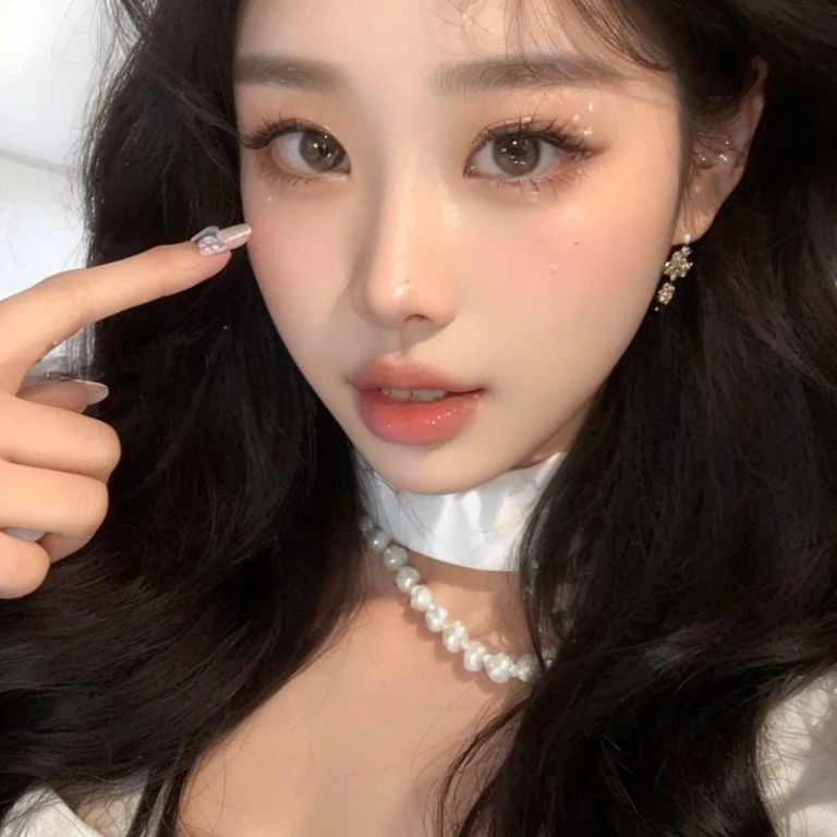 un primer plano de una mujer con un collar de perlas y aretes de perlas, maquillaje popular de corea del sur, maquillaje coreano popular, ulzzang, joven y adorable rostro coreano, muchacha coreana, Hermoso rostro estetico, pale korean adorable face, hermosa joven coreana, rasgos de la cara coreana, hermosa joven coreana, hermosa mujer surcoreana, lindos ojos redondos e inclinados