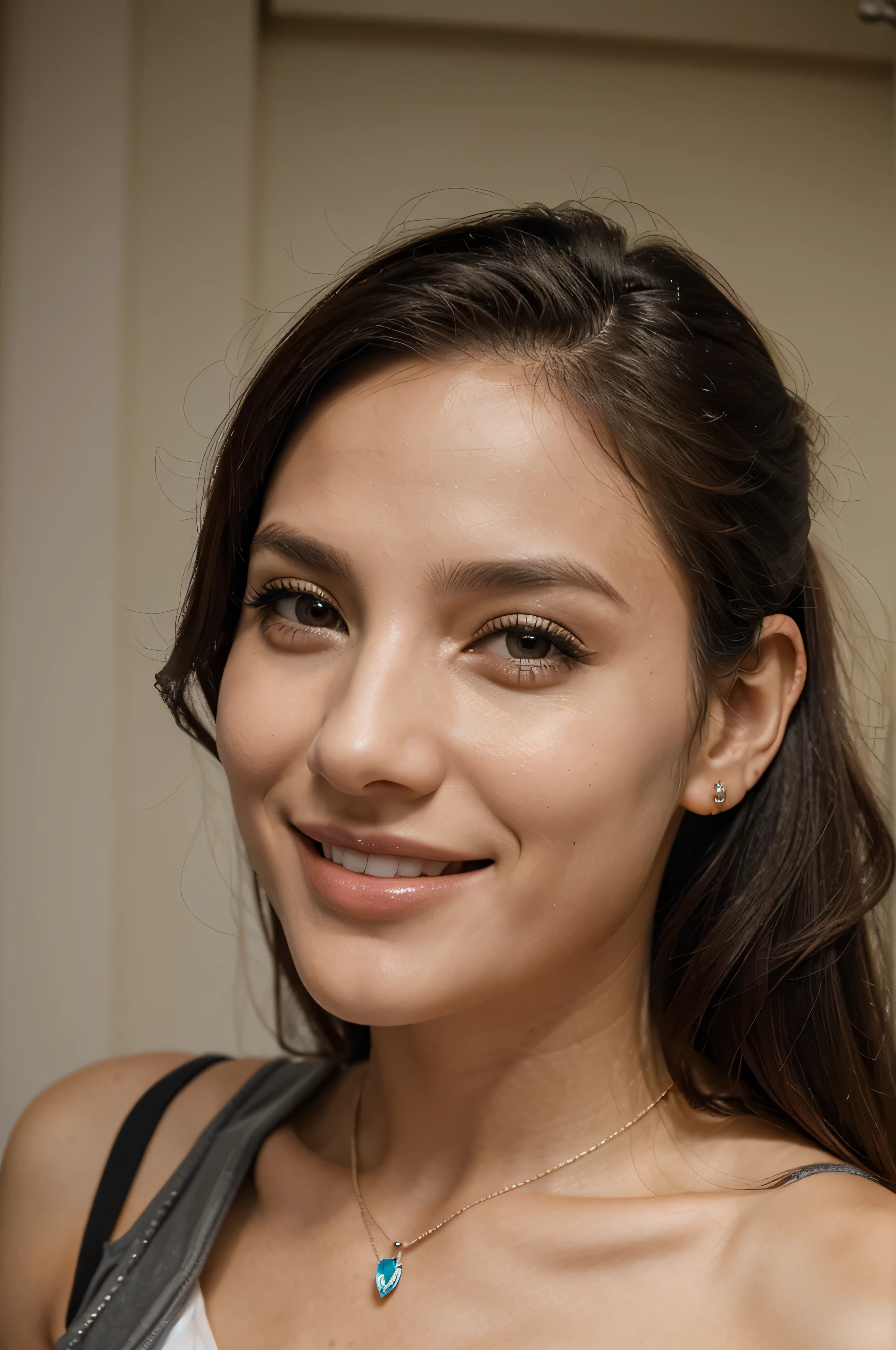 Mulher elegante, em seus 20 anos, cabelo escuro com uma mecha roxa, com um sorriso de canto de boca