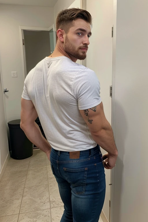Un hombre con la cara se parece a braden werch., Su cuerpo es musculoso y pe barba dentada. Muy nalgon, in a moment of reflection. Full body. Camisa Fajada, jeans, backside