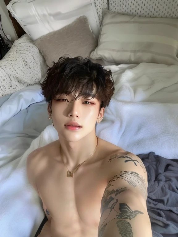 hay un hombre con un tatuaje en el brazo sentado en una cama, pintar ulzzang, hombre surcoreano, jinyoung shin, cai xukun, Hong June Hyung, hyung tae, inspirado en jeonseok lee, Caliente con sol brillante, kim taejin, Yanjun Chengt, Won Bin Lee, Shin Jeongho, handsome japanese demon boy