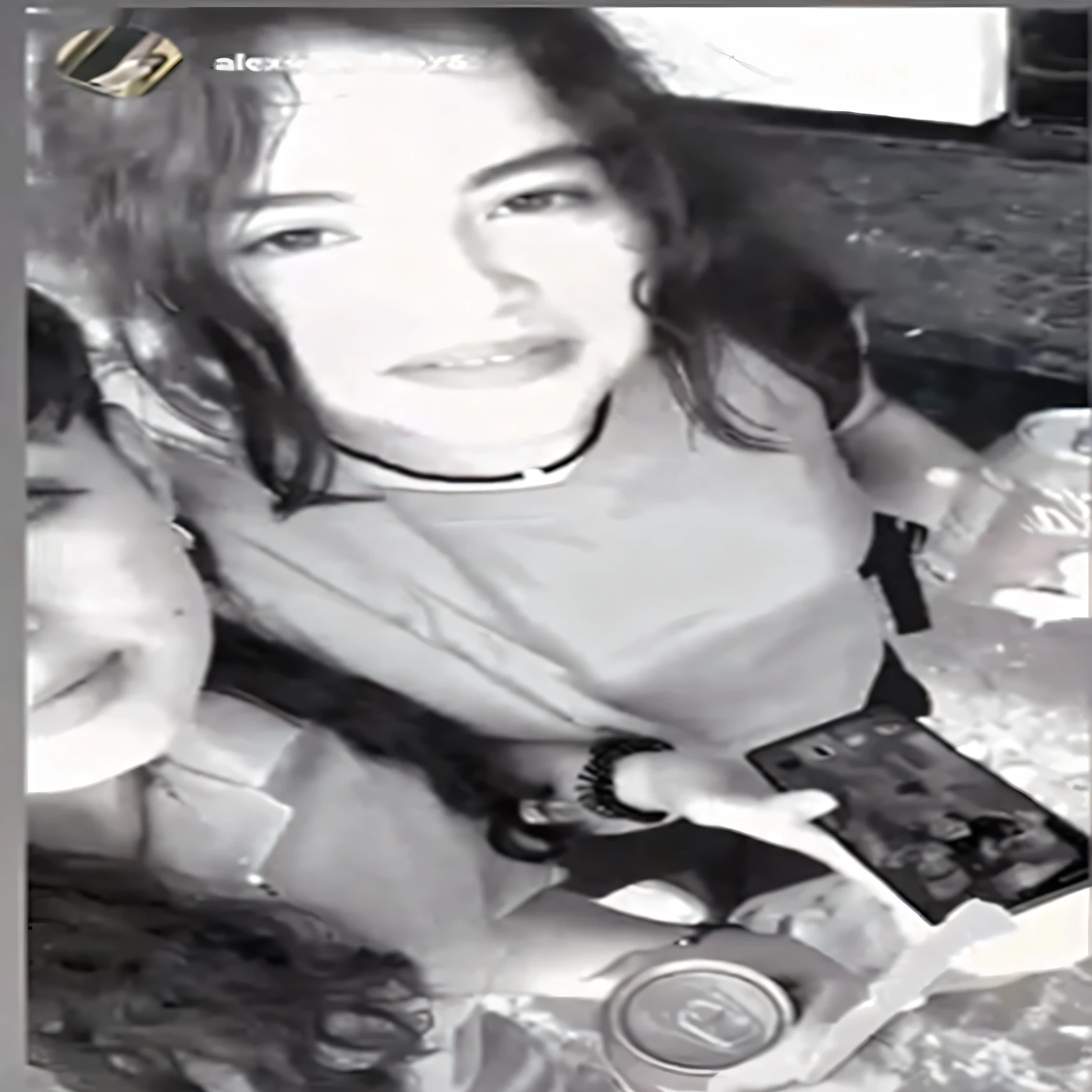 Arafed woman holding a camera and cell phone in her hand., grainy color images, metraje granulado, granulado de alta calidad, new images , metraje de alta calidad, still video, Vibraciones de amigos de la infancia, foto de Snapchat, granulado de alta calidad, High quality video, desaturado!!, still images on vhs, lucy hale y maisie williams, tik tok videos