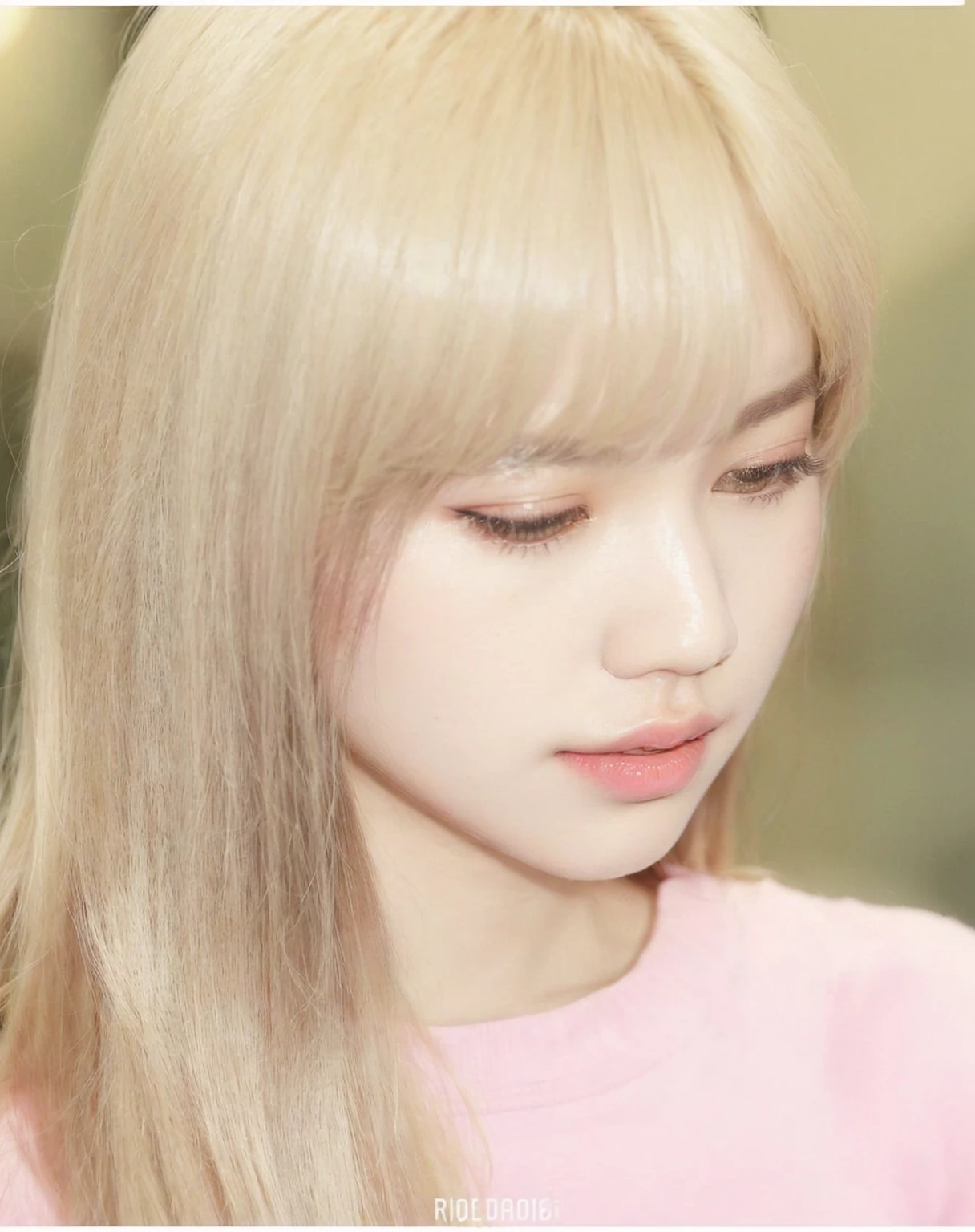 a close up of a person with long hair and a pink shirt, lalisa manobal, lalisa manoban of blackpink, roseanne park of blackpink, white bangs, center parted bangs, long white hair and bangs, sun yunjoo, with full bangs, with bangs, fluffy bangs, hair whitebangs hair, popular south korean makeup, jossi of blackpink