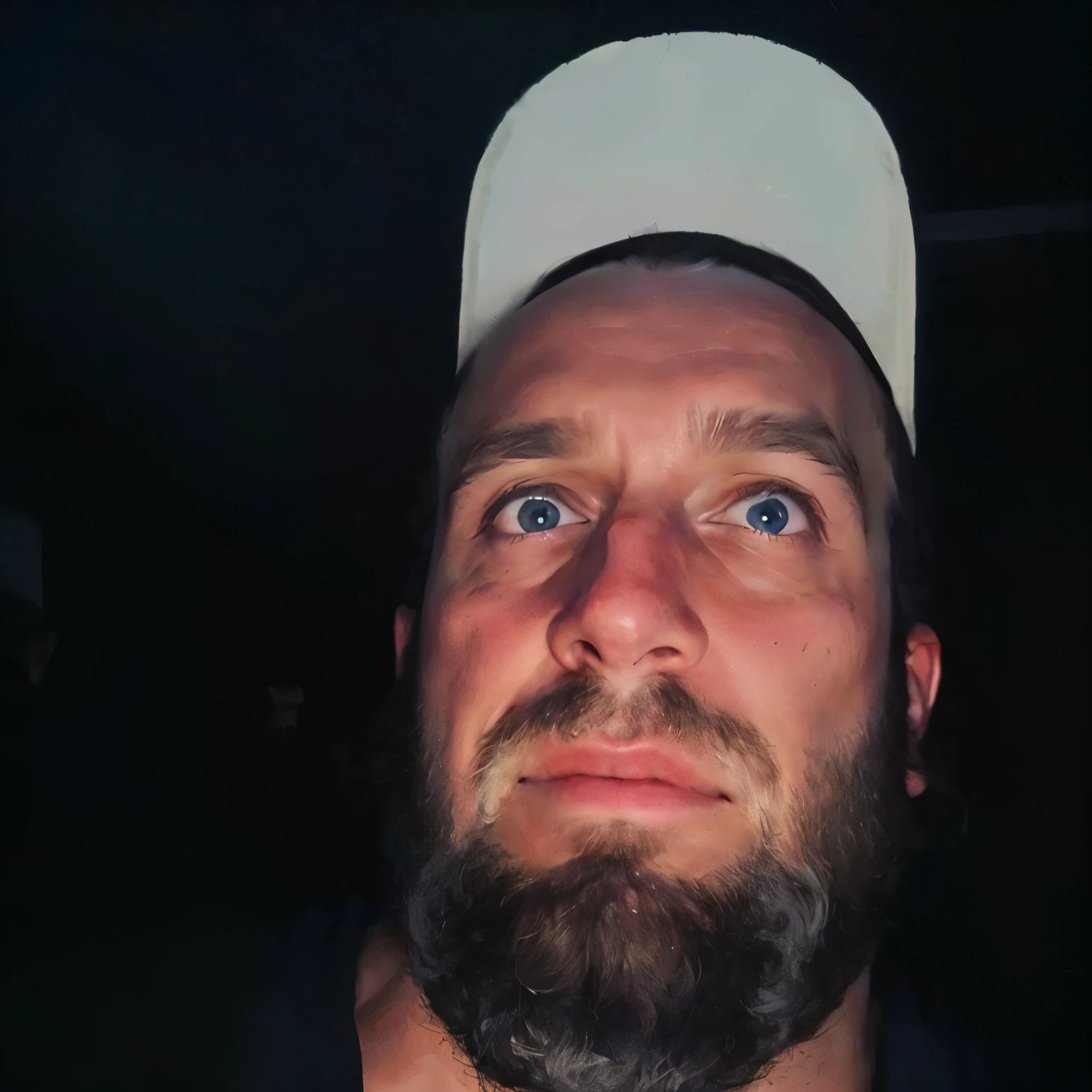 il y a un homme avec une barbe et un chapeau, trapu, selfie d'un homme, prise au début des années 2020, photo granuleuse d'un homme laid, Visage en sueur, 32 ans, Spotlight au milieu du visage, 3 6 ans, photo de profil 1024px, regardant directement la caméra