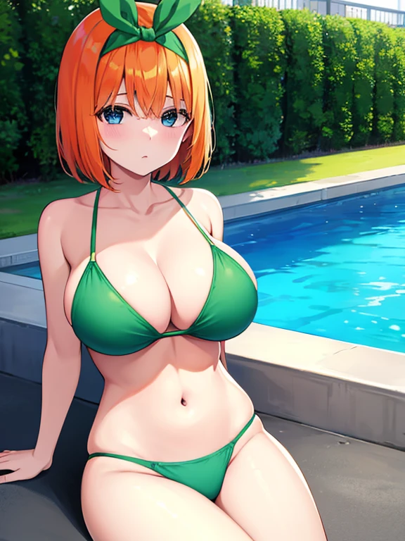 Photo taken outside the pool,whole body,Four-leaf girlfriend, Nakano Yotsuba, Bangs, Short Hair, Blue Eyes, Hair between the eyes, Hair Ribbon, hair band, Orange Hair, Green ribbon,Big Breasts、Cleavage、Green Bikini