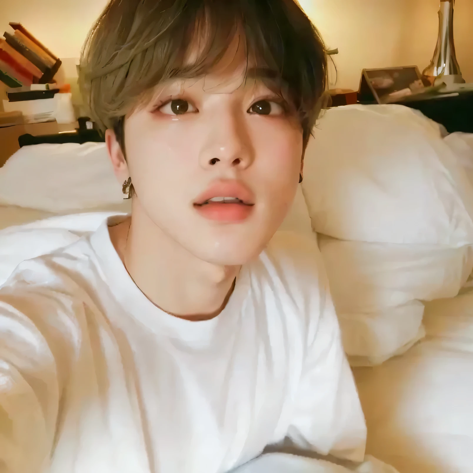 foto arafada de um homem com uma camisa branca sentado em uma cama, park Jimin, Jimin\the full lips, Jimin, Jimin\the right eyelid is swollen, Jimin\o nariz grego, accurate Jimin face, Jung Jaehyun, hyung tae, Yanjun chengt, ruan fofo vtuber, Yan, bian luan