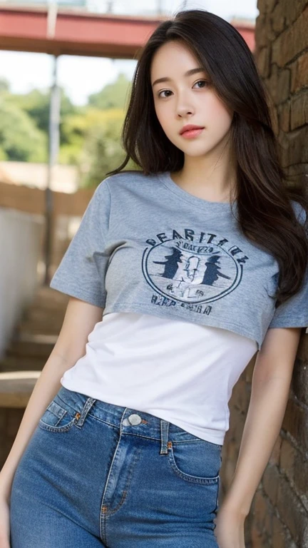 (realista, high resolucion:1.3), 1 chica con un cuerpo perfecto, Super fine face and eyes.,pelo largo, Camiseta sin mangas de color aleatorio:1.2, Canchas de jeans, gros boob,Exponiendo el escote