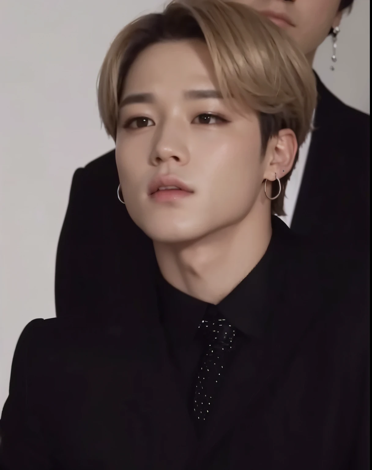 jimin de terno preto com rosto extremamente bonito