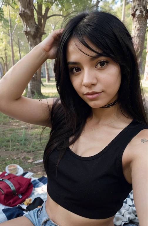 Chica con cabello negro emo bonita y persiba real selfie en la naturaleza de Picnic 