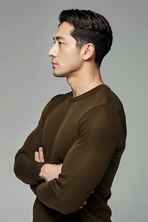 Profile of a man in plain clothes thinking with his arms folded(Plain background)(Left facing)