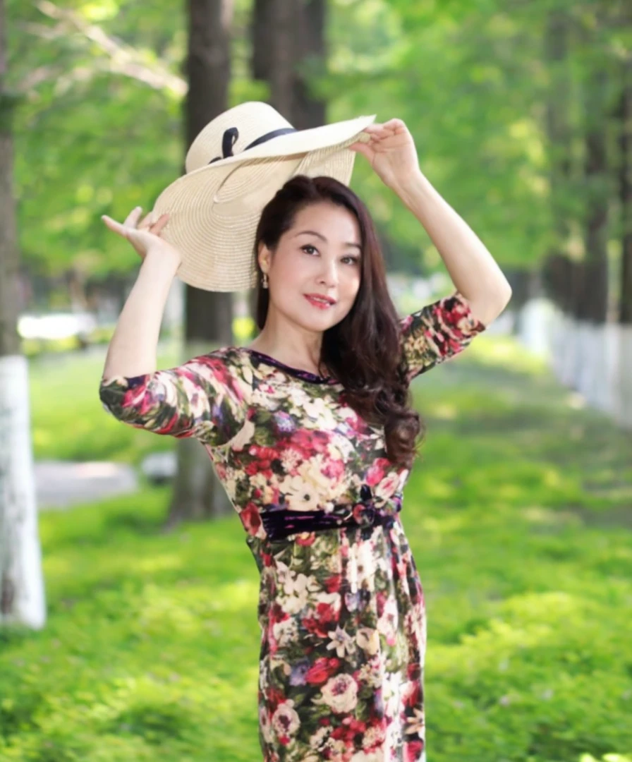 (best quality,4k,8k,highres,masterpiece:1.2),ultra-detailed,(realistic,photorealistic,photo-realistic:1.37),a mature madame, over 45 years old, noble, plump figure, detailed face, detailed eyes, light smile, big eyes, mature mistress,light smile,(big eyes)