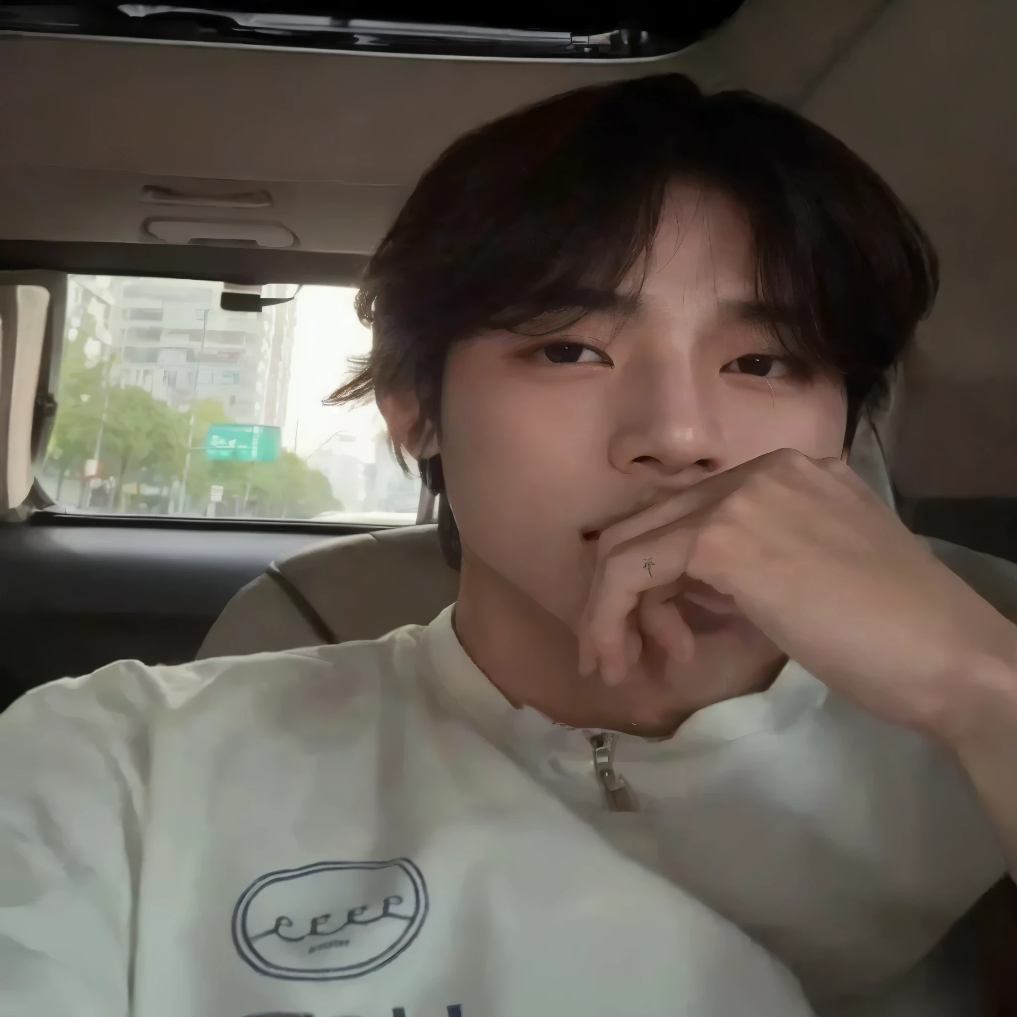 hombre arafed sentado en un auto con la mano en la barbilla, pale korean adorable face, jinyoung shin, jungkook, hyung tae, cai xukun, Jimin\his right eyelid is swollen, taken in the early 2020s, sun yunjoo, taehyung comiendo papas fritas gucci, foto de perfil en la cabeza, hombre surcoreano, young pale angel, Bae Suzy