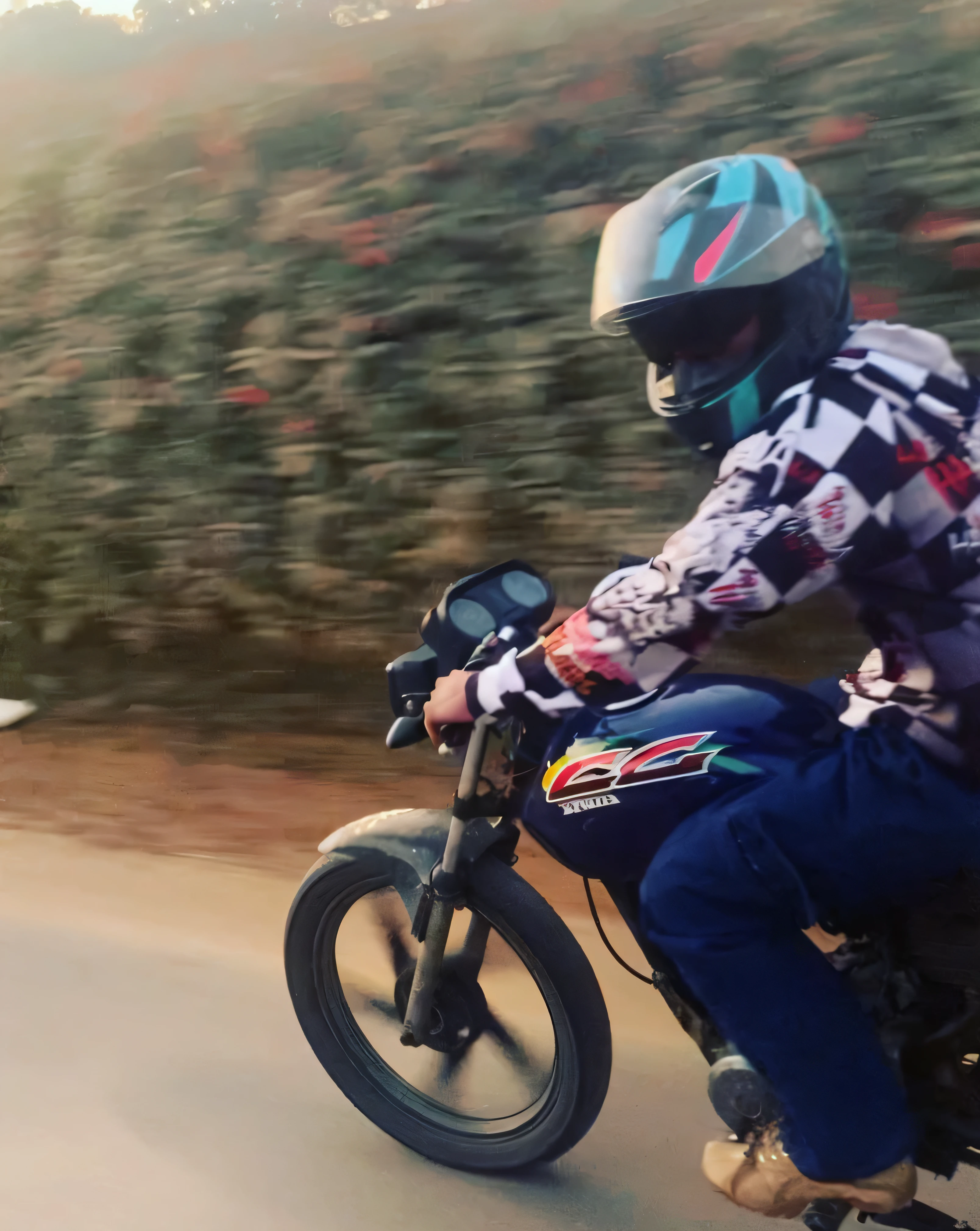 there is a man Cavalgando a motocicleta down the road with a helmet on, Cavalgando a Moto, Cavalgando a Moto down a street, Cavalgando on the road, Cavalgando a motocicleta, Moto, panoramic shot, Cavalgando, ciclomotor, motocicleta, Motor, estilo jayson devadas, speeding on motocicleta, trying to ride it, desfoque de fundo, 🤬 🤮 💕 🎀