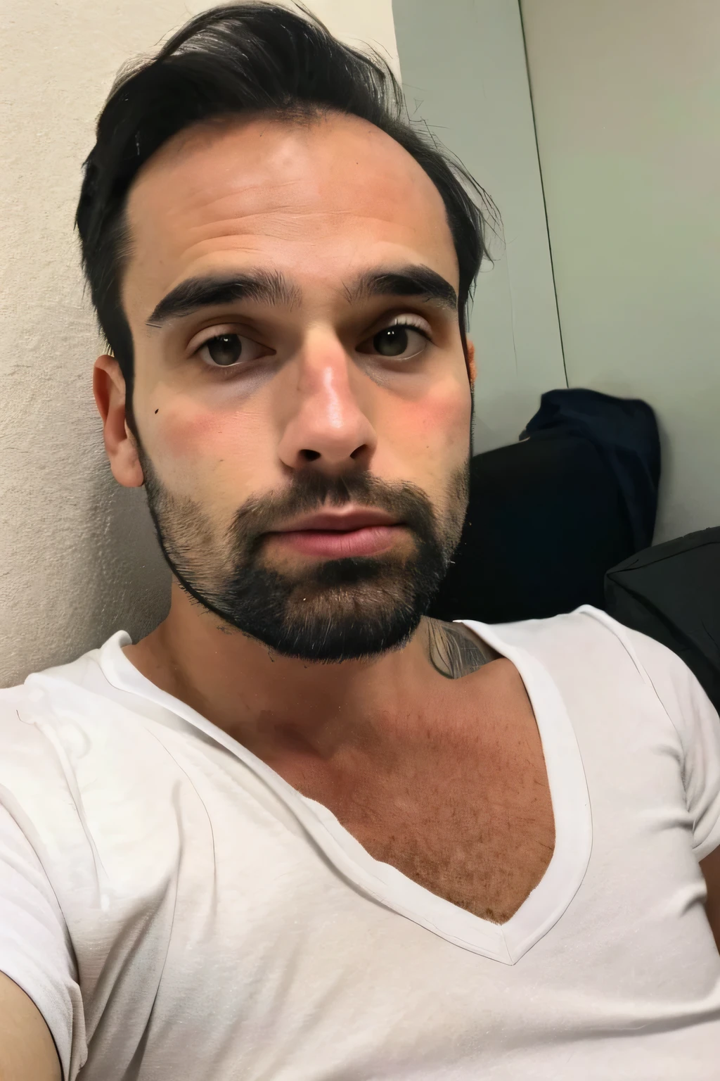 HOmem de 30 anos, com rosto espantado, usando roupas com sangue
