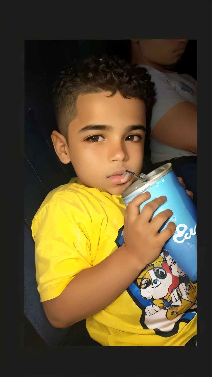There's a boy holding a can of soda in his hand, pegando seus tacos e bebendo), 2 anos de idade, segurando uma bebida, Riyad Cassiem, muita sede, Rayyan, Foto do perfil, garoto fofo, 🍸🍋, 4 anos, gelado, , fazendo um lanche, com um canudo, 5 anos de idade